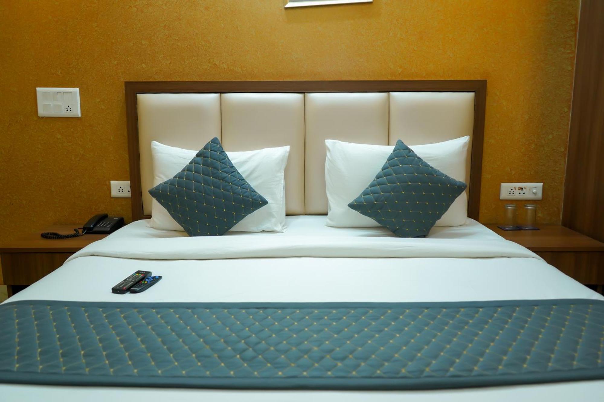Hotel The Luxe 18 - Golf Course Road Gurgáon Kültér fotó